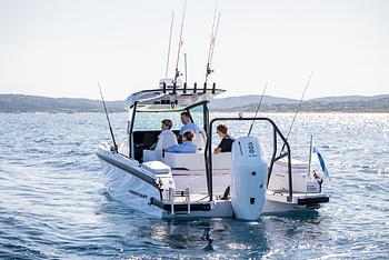 Axopar 29 CCX Review: A Center Console for Fishing and Socializing
