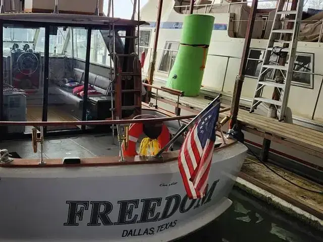 Chris Craft 380 Commander