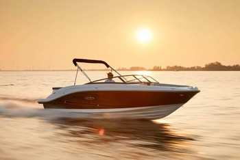 Best Lake Boat Brands for Fishing, Cruising & Family Fun