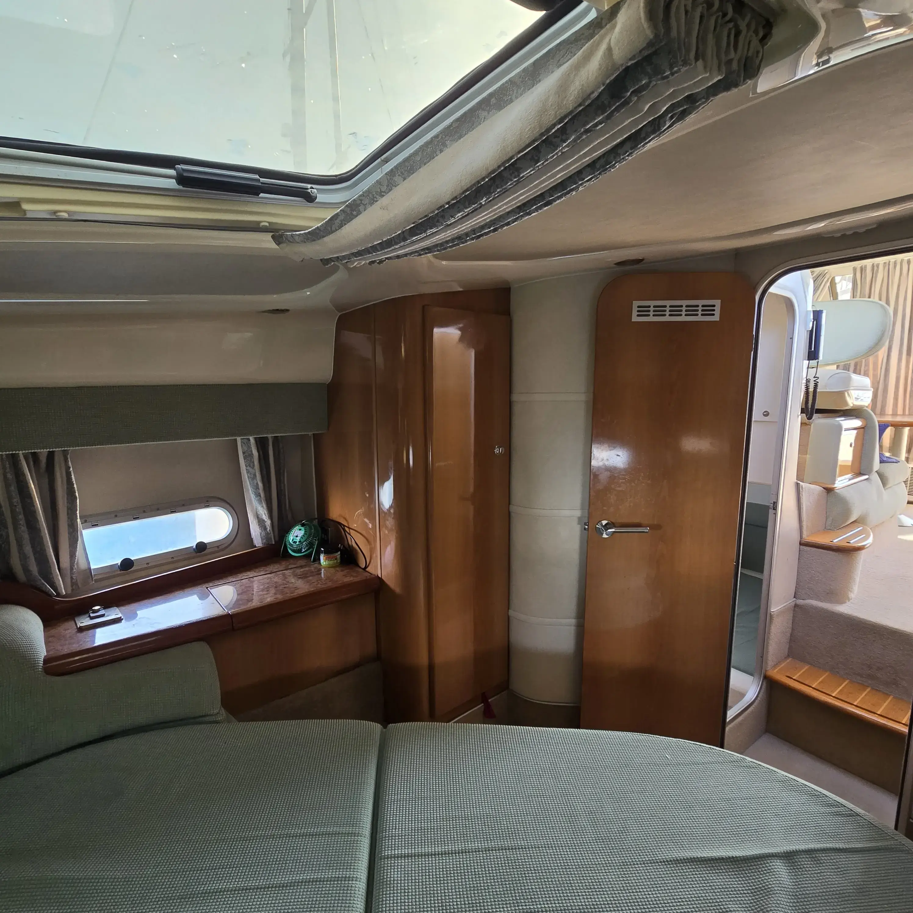 Sealine F33