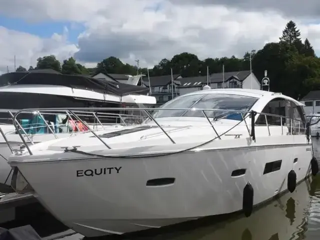 Sealine SC42 for sale in United Kingdom for £274,950 ($369,019)