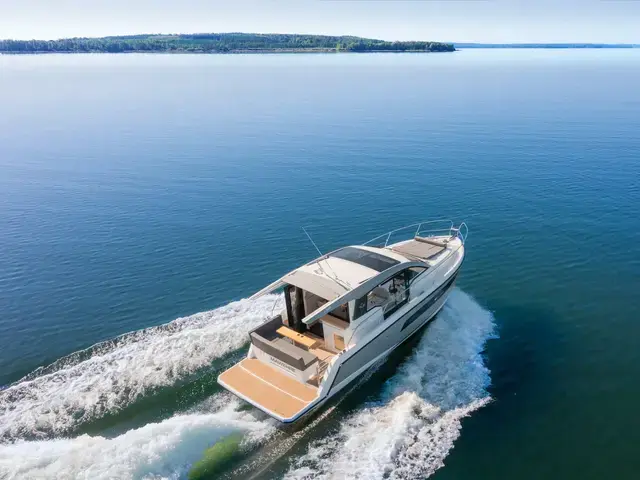 Sealine C335