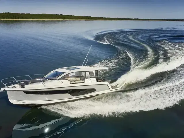 Sealine C335